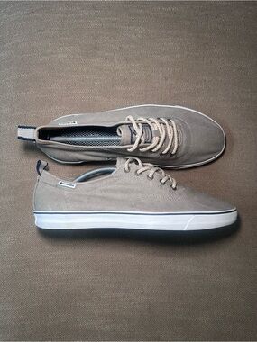 Columbia Men's Taupe Low-Top Canvas Sneaker with White Sole